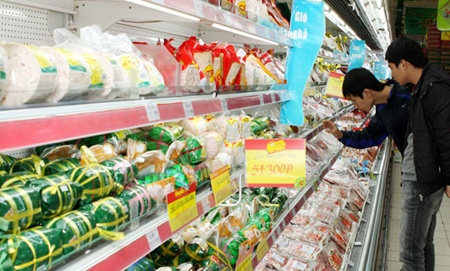 Customers look at food products at Big C Thang Long Supermarket in Ha Noi. CPI fell 0.44 per cent in March from the previous month.