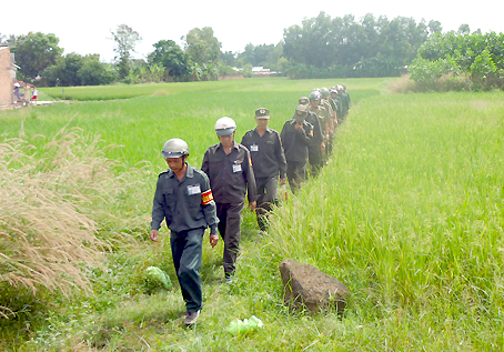 Bảo vệ dân phố thị trấn Định Quán tuần tra bảo vệ địa bàn.