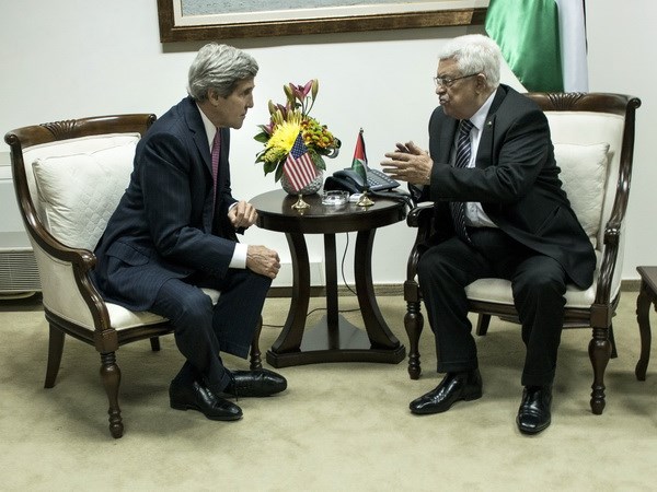 Ngoại trưởng Mỹ John Kerry (trái) và Tổng thống Palestine Mahmud Abbas trong cuộc gặp tại thành phố Ramallah, ngày 4/1. (Nguồn: AFP/TTXVN)