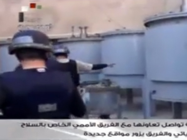 Các thanh sát viên Liên hợp quốc kiểm tra một kho vũ khí hóa học ở Syria. (Nguồn: AFP/TTXVN)