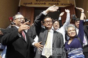 Chủ chủ tịch CNRP Sam Rainsy (giữa) tại tòa án ở Phnom Penh. (Nguồn: THX/TTXVN)