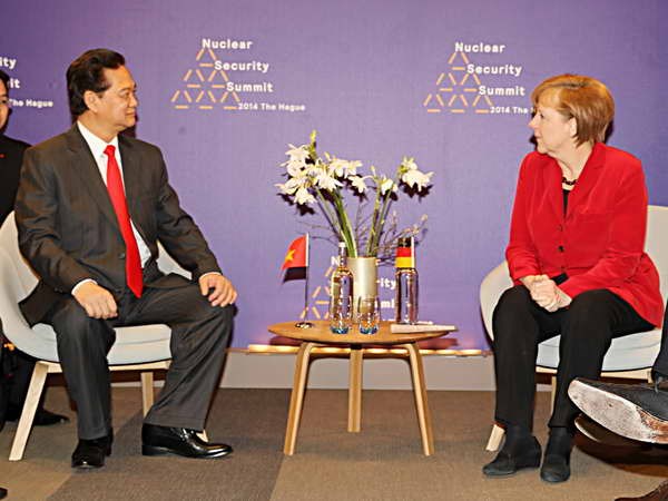 Thủ tướng Nguyễn Tấn Dũng gặp Thủ tướng Đức Angela Merkel bên lề Hội nghị. (Ảnh: TTXVN)