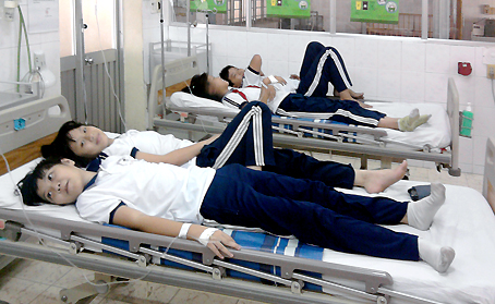 Học sinh bị ngộ độc thực phẩm được điều trị tại khoa cấp cứu Bệnh viện nhi đồng Đồng Nai. Ảnh: P.Liễu