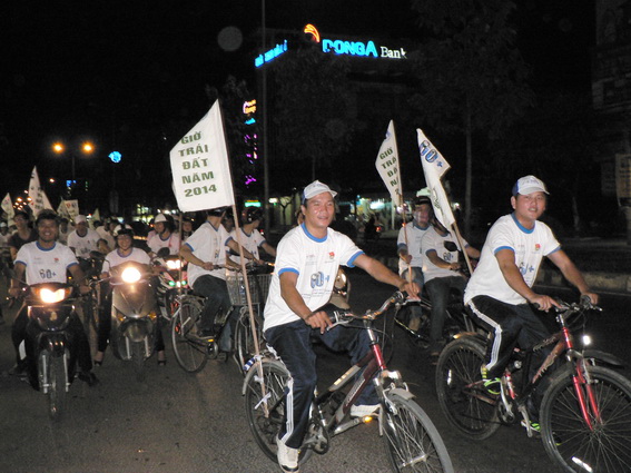 Đoàn viên thanh niên tham gia đạp xe diễu hành qua nhiều trục đường chính của TP.Biên Hòa nhằm kêu gọi người dân hưởng ứng Giờ trái đất