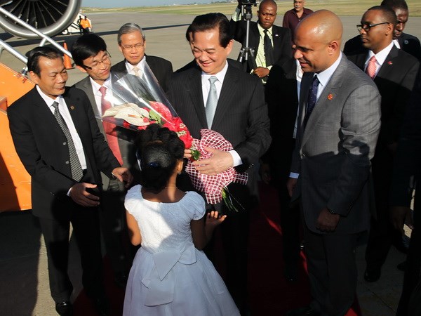 Thiếu nhi Haiti tặng hoa chào đón Thủ tướng Nguyễn Tấn Dũng tại sân bay Toussaint Louveture. (Ảnh: TTXVN)