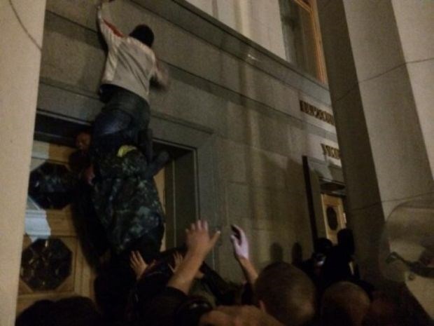 Báo chí Phương Tây ỉm vụ bao vây nhà quốc hội Ukraine