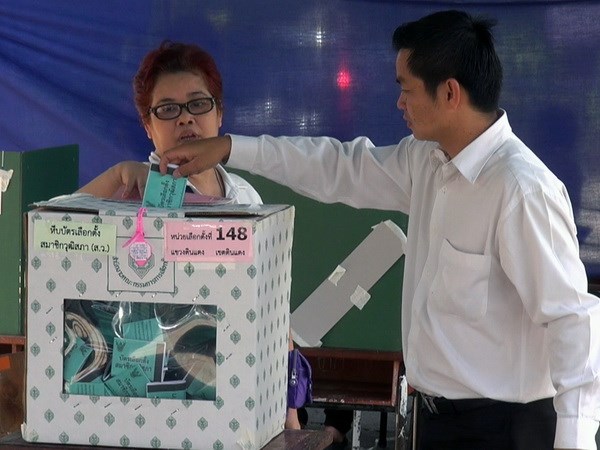 Cử tri Thái Lan đi bầu tại một khu vực bỏ phiếu. (Ảnh: Vietnam+)