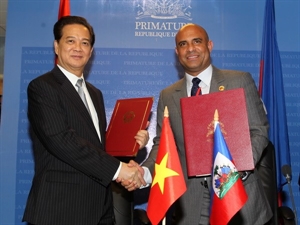 Prime Minister Nguyen Tan Dung and Haitian PM Laurent Salvador Lamothe at the signing ceremony 