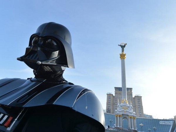 Lãnh đạo đảng Internet Party ở Ukraine trong bộ trang phục của nhân vật Darth Vader trong Chiến Tranh Giữa Các Vì Sao tại Kiev, Ukraine. (Nguồn: AFP)