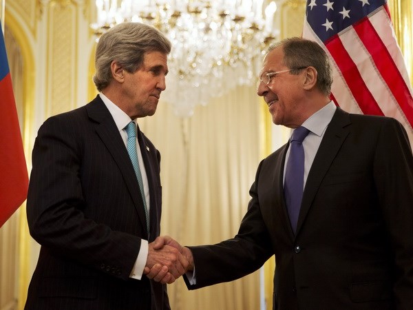 Ngoại trưởng Nga Sergey Lavrov gặp người đồng cấp Mỹ John Kerry. (Nguồn: AFP/TTXVN)