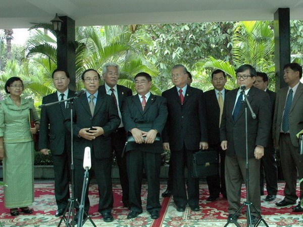 Đại diện hai đảng CPP và CNRP trong một cuộc họp báo. (Ảnh: TTXVN)