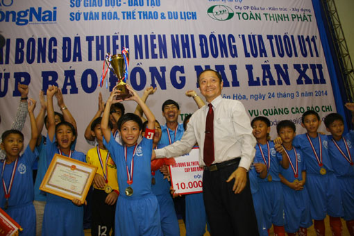 Editor-in-Chef Tran Huy Thanh of Dong Nai Newspaper presents