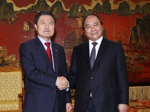 Deputy PM Nguyen Xuan Phuc welcomes Mayor of Busan city 