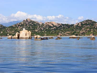 The splendid eastern side of Binh Hung Island off Cam Ranh City