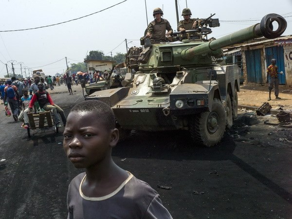 Binh sỹ Pháp tham gia chiến dịch Sangaris tuần tra tại khu vực PK12 của Bangui ngày 18/2. (Nguồn: AFP/TTXVN)