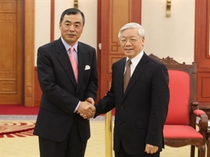 Party General Secretary Nguyen Phu Trong (right) greets outgoing Chinese Ambassador Kong Xuanyou