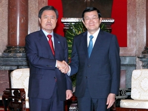 President Truong Tan Sang receives Mayor of Busan city Hur Nam Sik (Source: VNA) 