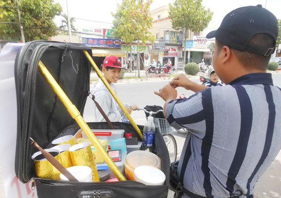 Đồ chơi ảo thuật xuống phố