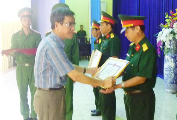 Chủ tịch UBND tỉnh Đinh Quốc Thái trao bằng khen cho các đơn vị làm tốt công tác tuyễn quân đợt 1/2014.