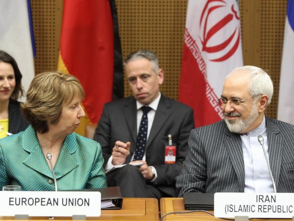 Cao ủy Liên minh châu Âu Catherine Ashton (trái, trước) và Ngoại trưởng Iran Mohammad Javad Zarif (phải, trước) tại bàn đàm phán ở Vienna ngày 18/3. (Nguồn: AFP/ TTXVN_