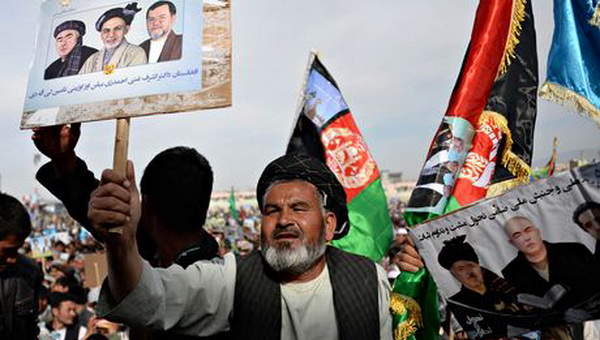 Người dân trưng ảnh của các ứng cử viên tổng thống Afghanistan. (Nguồn: AFP)