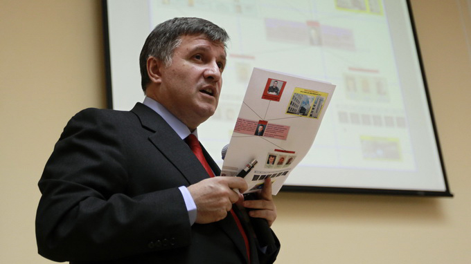 Bộ trưởng Tư pháp Ukraine Arsen Avakov công bố báo cáo cáo buộc FSB nhúng tay tàn sát người biểu tình Ukraine - Ảnh: Reuters