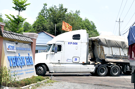 Hàng ngày xe tải thường xuyên ra vào xưởng sản xuất của Công ty Thuận Hải để chuyên chở than đá. Ảnh: V.Chính