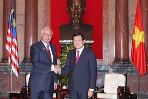 President Truong Tan Sang (R) receives Malaysian Prime Minister Najib Tun Razak