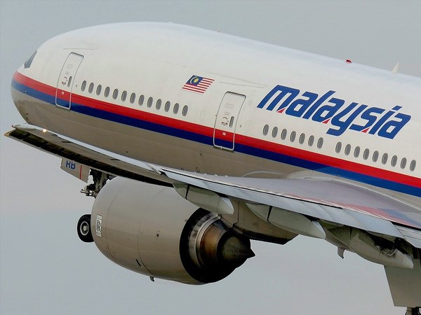 Một nguồn tin cấp cao trong chính phủ Malaysia nói với CNN rằng chuyến bay MH370 đã bay quanh không phận của Indonesia sau khi thoát khỏi màn hình radar quân sự của Malaysia. 