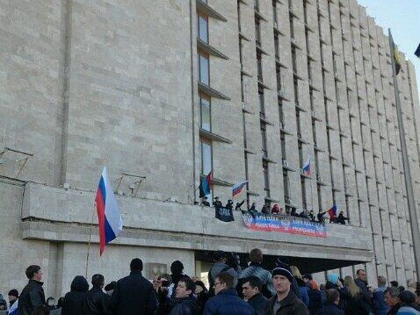 Người biểu tình chiếm giữ tòa nhà chính quyền ở Donetsk. (Nguồn: twitter)