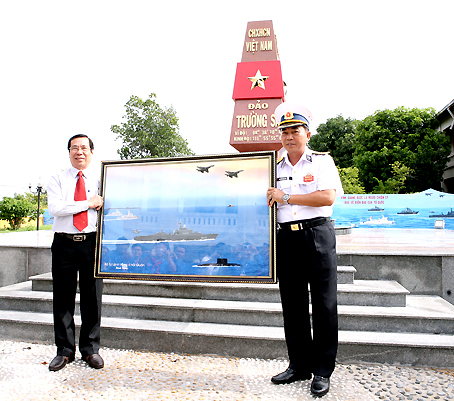 Bộ Tư lệnh vùng 4 Hải quân trao tặng bức tranh về quần đảo Trường Sa cho Sở GD-ĐT trong 1 lần đoàn cán bộ, giáo viên ngành giáo dục đi tập huấn, thăm hỏi, giao lưu với Vùng 4 Hải quân vào tháng 9-2013.
