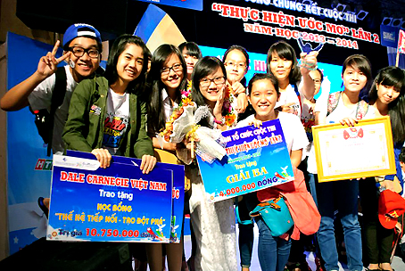 Bạn bè chung vui cùng Thùy Trang (thứ 4 từ trái qua) trong lễ trao giải cuộc thi Thực hiện ước mơ.