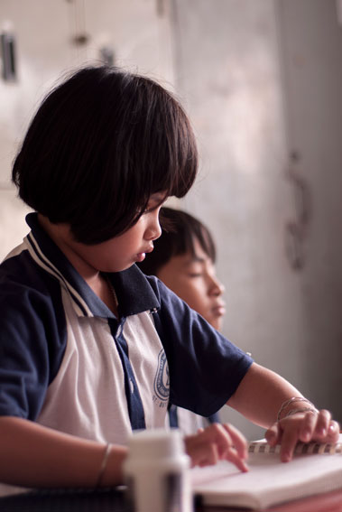 Thu được nhiều điều bổ ích khi em biết đọc chữ nổi Braille.