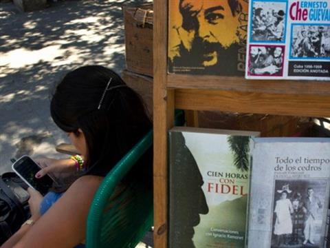 Một phụ nữ sử dụng Smartphone ở Havana, Cuba. Nguồn: AP