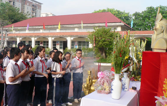 Học sinh trường THCS Hùng Vương dâng hương tại tượng đài Vua Hùng trong khuôn viên nhà trường.