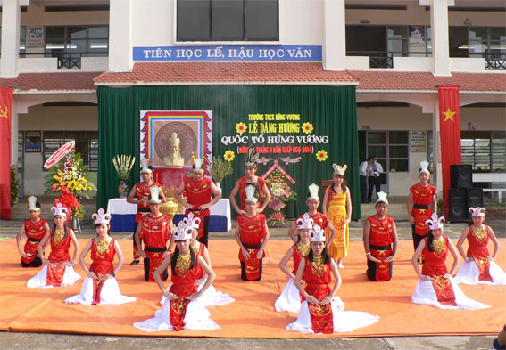 Hoạt cảnh sự tích Âu Cơ – Lạc Long Quân do giáo viên và học sinh trường THCS Hùng Vương thực hiện trong sáng ngày 8-4.