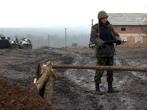 Binh sĩ Ukraine gác tại vùng Kharkiv, cách biên giới Nga khoảng 4km ngày 5/4. (Nguồn: AFP/ TTXVN)