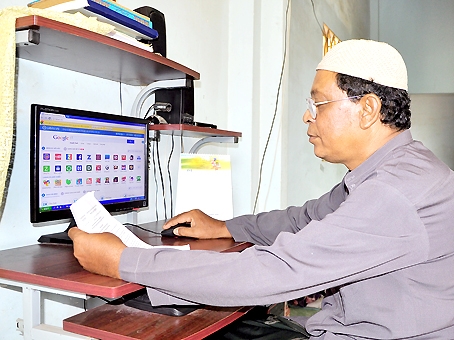 Ông Mohamed Nooru Deer tìm kiếm tài liệu trên internet.