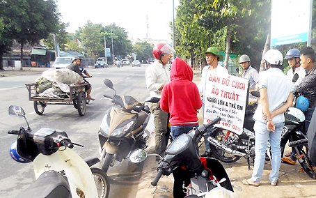 Một điểm bán và biểu diễn ảo thuật trên đường Võ Thị Sáu, phường Thống Nhất (TP.Biên Hòa)