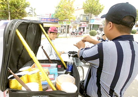 Ông Thiên Hùng, người bán đồ chơi ảo thuật trên đường Nguyễn Ái Quốc, đang biểu diễn ngón nghề cho khách xem.