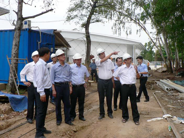 Chủ tịch UBND tỉnh Đinh Quốc Thái (thứ hai từ phải sang) thị sát tại công trường để kiểm tra tiến độ thực hiện công trình