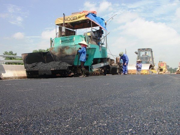 Tiền thu được từ Quỹ bảo trì đường bộ sẽ giúp sửa chữa hàng loạt tuyến Quốc lộ. (Ảnh: Vietnam+)