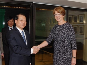 Deputy Prime Minister Vu Van Ninh meets Acting Governor of the Central Bank of Sweden Kerstin Af Jochnick 