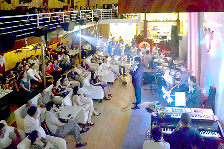 Người dân TP.Biên Hòa đến với phòng trà Cỏ Cỏ để được nghe nam ca sĩ Quang Lê biểu diễn.