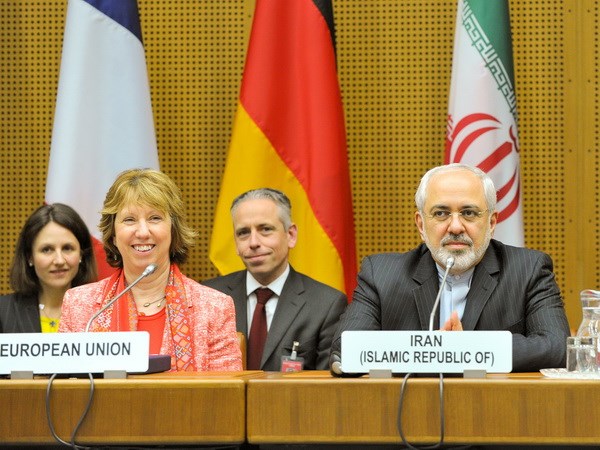 Cao ủy Liên minh châu Âu phụ trách chính sách an ninh và đối ngoại Catherine Ashton (trái, trước) và Ngoại trưởng Iran Mohammad Javad Zarif tại phiên họp cuối cùng của vòng đàm phán thứ ba ở Vienna ngày 9/4. (Nguồn: THX/TTXVN)
