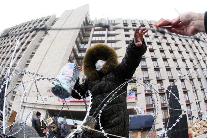 Lực lượng ly khai dựng hào rào thép gai trước trụ sở chính quyền Donetsk hôm 12/4 (Nguồn: AFP)