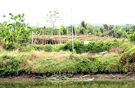 Một trong những khung nhà chòi tại khu vực ấp Sông Mây được dựng sẵn để chờ tiền đền bù