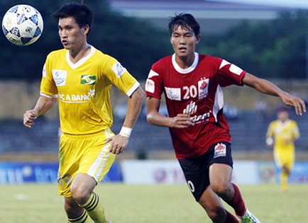 Sông Lam Nghệ An (áo vàng) mất điểm ở phút chót