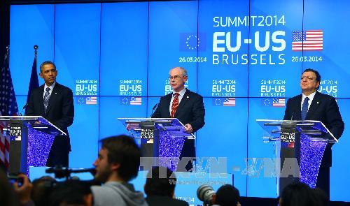 Lãnh đạo Mỹ và EU trong một phiên thảo luận biện pháp trừng phạt Nga. (Nguồn: THX/TTXVN)