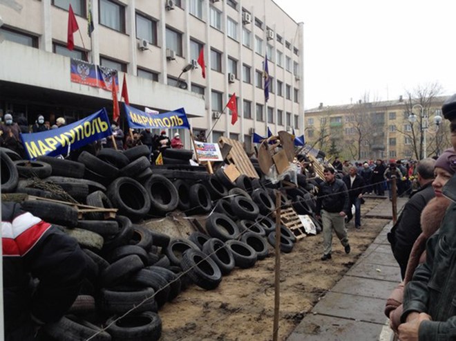 Người dân Slavyansk lập chiến lũy quanh các tòa nhà chính quyền. (Ảnh: RT)